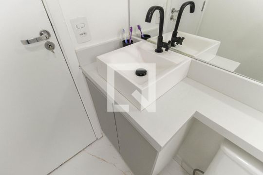 Banheiro de apartamento à venda com 2 quartos, 47m² em Vila Carmosina, São Paulo