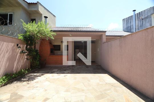 Quintal de casa à venda com 2 quartos, 192m² em São Luís, Canoas