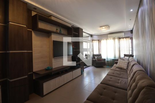 Sala de casa à venda com 2 quartos, 192m² em São Luís, Canoas
