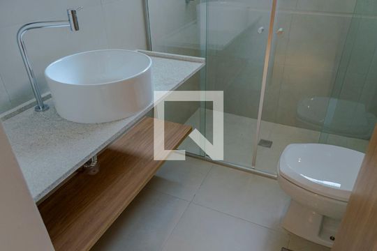 Banheiro de apartamento para alugar com 2 quartos, 65m² em Centro, Florianópolis