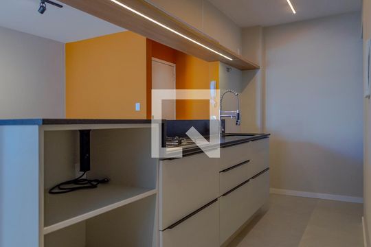 Cozinha de apartamento para alugar com 2 quartos, 65m² em Centro, Florianópolis