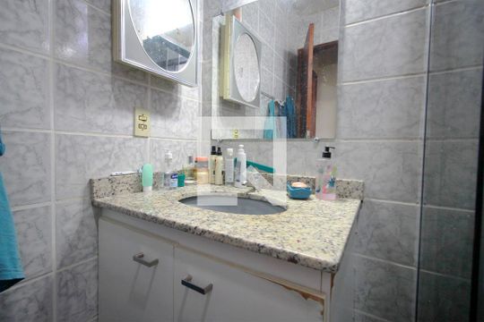 Banheiro de apartamento à venda com 2 quartos, 51m² em Alvorada, Belo Horizonte