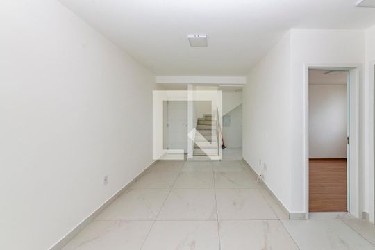 Sala 1 de apartamento para alugar com 2 quartos, 135m² em Cabral, Contagem