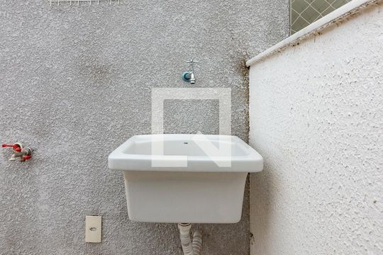 Área de Serviço de apartamento para alugar com 2 quartos, 135m² em Cabral, Contagem