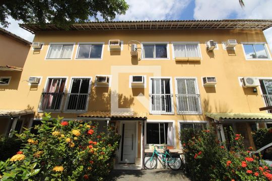 Fachada de casa de condomínio para alugar com 4 quartos, 140m² em Taquara, Rio de Janeiro