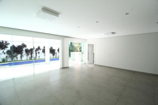 Sala 2 de casa de condomínio para alugar com 4 quartos, 300m² em Jardim das Palmeiras, Uberlândia
