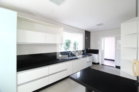 Cozinha de casa de condomínio para alugar com 4 quartos, 300m² em Jardim das Palmeiras, Uberlândia