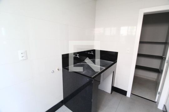 Área de Serviço de casa de condomínio para alugar com 4 quartos, 300m² em Jardim das Palmeiras, Uberlândia