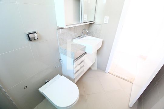 Banheiro do Quarto 2 de casa de condomínio para alugar com 4 quartos, 300m² em Jardim das Palmeiras, Uberlândia