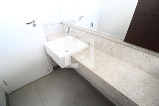Lavabo de casa de condomínio para alugar com 4 quartos, 300m² em Jardim das Palmeiras, Uberlândia