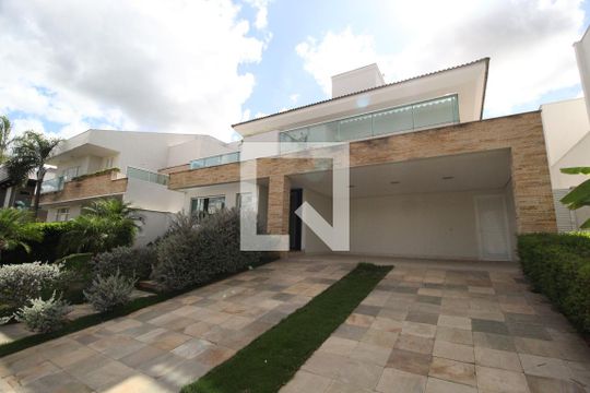 Fachada de casa de condomínio para alugar com 4 quartos, 300m² em Jardim das Palmeiras, Uberlândia