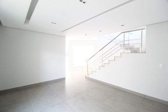 Sala 1 de casa de condomínio para alugar com 4 quartos, 300m² em Jardim das Palmeiras, Uberlândia
