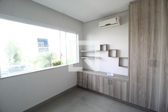 Escritório de casa de condomínio para alugar com 4 quartos, 300m² em Jardim das Palmeiras, Uberlândia