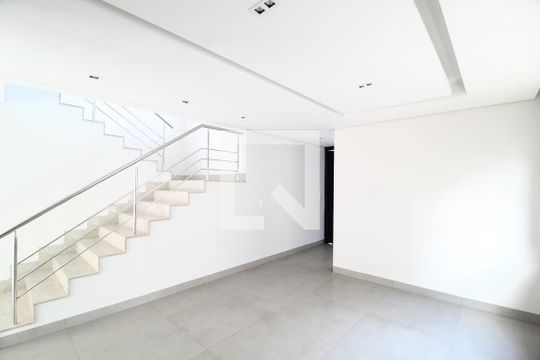 Casa de Condomínio para alugar com 4 quartos, 300m² em Jardim das Palmeiras, Uberlândia