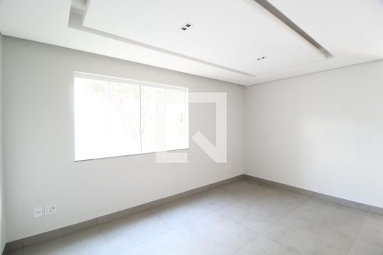 Sala 1 de casa de condomínio para alugar com 4 quartos, 300m² em Jardim das Palmeiras, Uberlândia