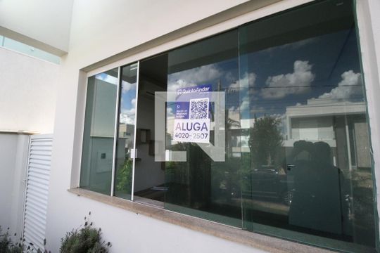 Plaquinha de casa de condomínio para alugar com 4 quartos, 300m² em Jardim das Palmeiras, Uberlândia