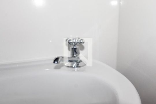 Banheiro - torneira de apartamento para alugar com 2 quartos, 37m² em Vila Nhocuné, São Paulo