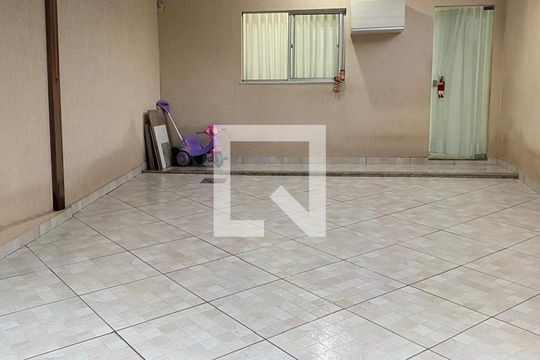 Garagem de casa à venda com 2 quartos, 100m² em Sapucaias III, Contagem