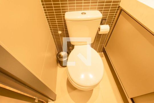 Banheiro Social de apartamento para alugar com 1 quarto, 28m² em Rebouças, Curitiba