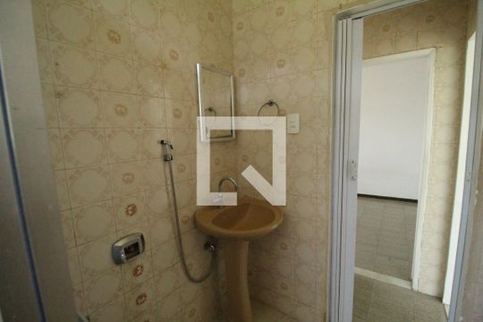 Banheiro de casa de condomínio para alugar com 2 quartos, 72m² em Taquara, Rio de Janeiro