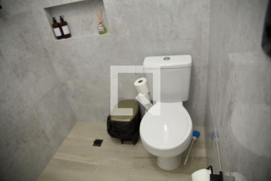 Banheiro de casa à venda com 3 quartos, 230m² em Jardim Calux, São Bernardo do Campo