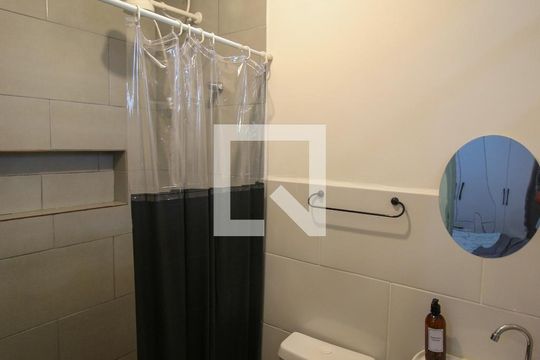 Banheiro de kitnet/studio para alugar com 1 quarto, 22m² em Guaianazes, São Paulo