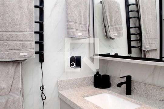 Banheiro de apartamento à venda com 1 quarto, 44m² em Petrópolis, Porto Alegre