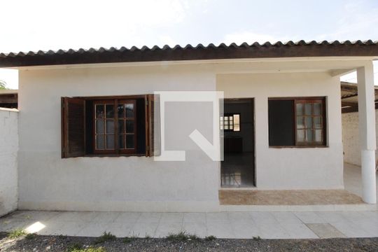 Fachada de casa para alugar com 2 quartos, 47m² em Monte Belo, Gravataí