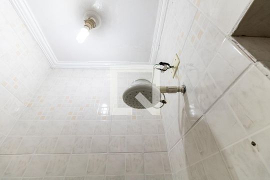 Banheiro de kitnet/studio para alugar com 1 quarto, 20m² em Aclimação, São Paulo