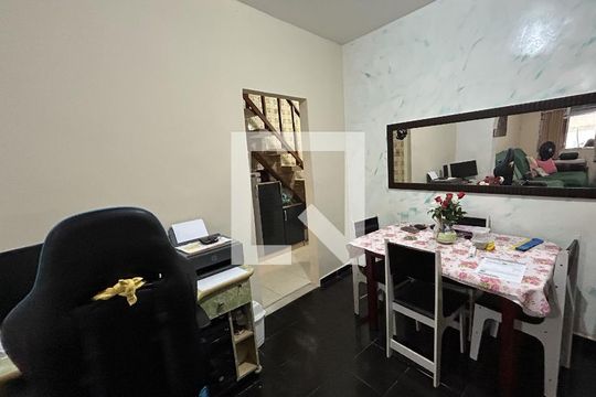 Sala de casa à venda com 2 quartos, 118m² em Vaz Lobo, Rio de Janeiro