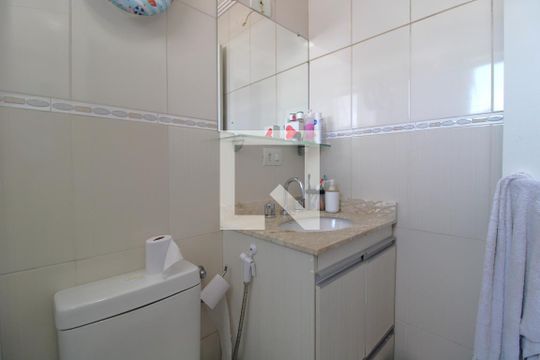 Banheiro da suíte 1 de casa de condomínio para alugar com 2 quartos, 151m² em Vila Marari, São Paulo