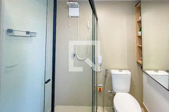 Banheiro de kitnet/studio para alugar com 1 quarto, 35m² em Pinheiros, São Paulo