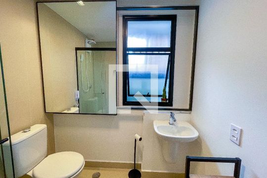 Banheiro de kitnet/studio para alugar com 1 quarto, 35m² em Pinheiros, São Paulo