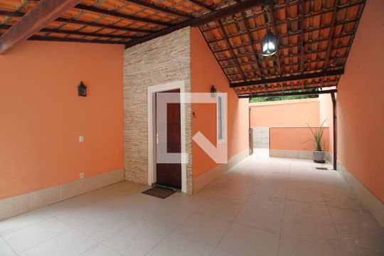 Garagem de casa de condomínio para alugar com 4 quartos, 200m² em Jacarepaguá, Rio de Janeiro