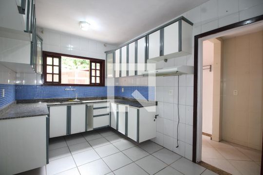 Cozinha de casa de condomínio para alugar com 4 quartos, 200m² em Jacarepaguá, Rio de Janeiro