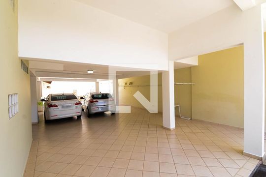 Garagem de casa à venda com 3 quartos, 352m² em Vila Rosalia, Guarulhos