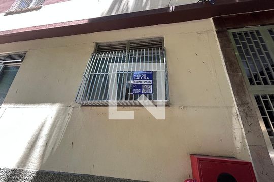 Fachada + plaquinha de apartamento para alugar com 3 quartos, 70m² em Del Castilho, Rio de Janeiro