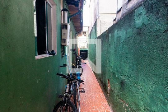 Corredor Lateral de casa à venda com 2 quartos, 150m² em Cidade Domitila, São Paulo