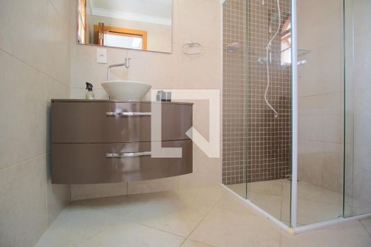 Edícula Banheiro de casa à venda com 5 quartos, 290m² em Penha de França, São Paulo