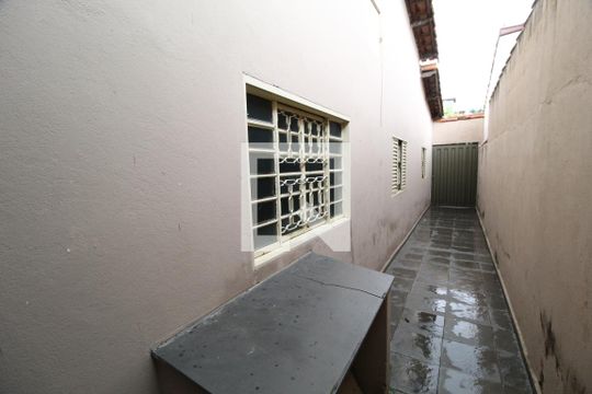 Corredor de casa para alugar com 3 quartos, 210m² em Planalto, Uberlândia