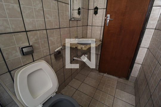 Banheiro Social de casa para alugar com 3 quartos, 210m² em Planalto, Uberlândia