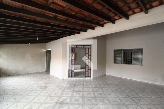 Garagem de casa para alugar com 3 quartos, 210m² em Planalto, Uberlândia