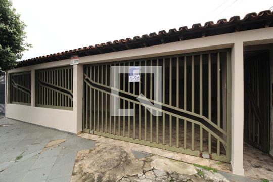 Fachada de casa para alugar com 3 quartos, 210m² em Planalto, Uberlândia