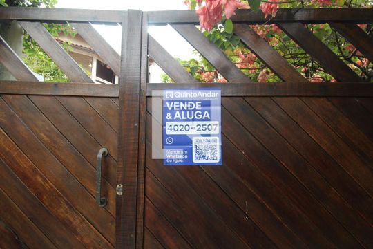 Placa de casa de condomínio para alugar com 3 quartos, 684m² em Anil, Rio de Janeiro