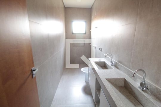 Banheiro do Quarto 4 de casa de condomínio para alugar com 4 quartos, 232m² em Granja Marileusa, Uberlândia