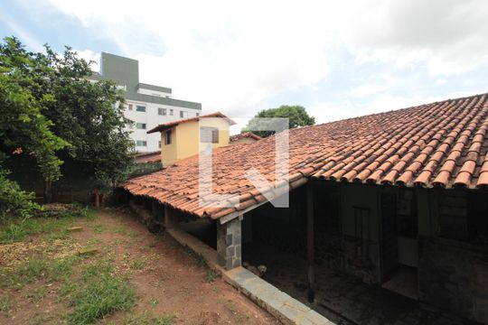 Quintal de casa à venda com 3 quartos, 360m² em Itapoã, Belo Horizonte