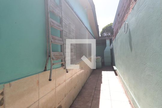 corredor nos fundos de casa à venda com 2 quartos, 190m² em Liberdade, Novo Hamburgo