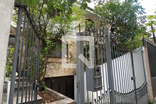 Fachada de casa à venda com 3 quartos, 180m² em Chácara Inglesa, São Paulo