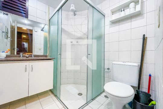 Banheiro de apartamento para alugar com 1 quarto, 35m² em Jardim Paulista, São Paulo