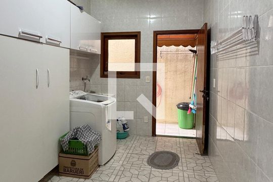 Área de Serviço de casa para alugar com 3 quartos, 300m² em Jardim Silveira, Barueri